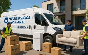Equipo de trabajadoes realizando una mudanza con los muebles y cajas en la calle