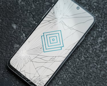 Imagen de un celular dañado en el piso muestra el logo de Darwin Insurance en la pantalla