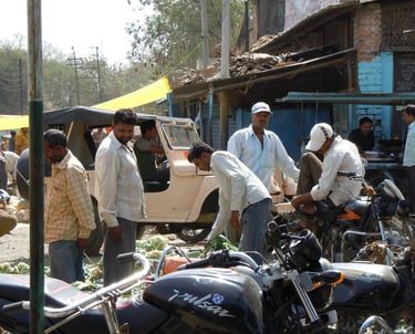 Local men at a busy Maharashtra street market with NXG DELIGHT CAULIFLOWER FOR SELLING