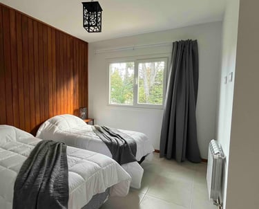 Un cuarto con dos camas individuales