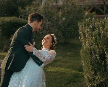 une valse de mariés en extérieur dans un jardin