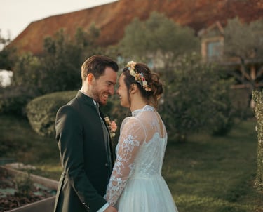 Un marié et la mariée qui se regardent amoureusement