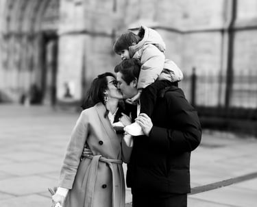Le marié et la marié avec leur enfant devant une église