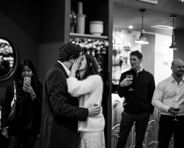 des mariés qui s'embrassent dans un restaurant