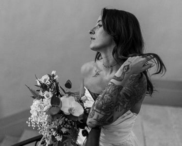 une mariée sur son jour de mariage avec son bouquet de fleur