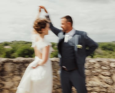 Des mariés qui dansent dans un chateau