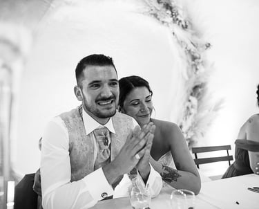 le marié qui est ému et la mariée qui lui fait un calin