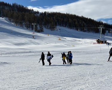 Maestro di snowboard svolge lezioni di gruppo a Sestriere
