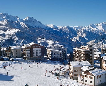 Sauze d'Oulx, località turistica sulle montagne olimpiche del Piemonte e sede delle lezioni di snowboard con Andrea Bandi