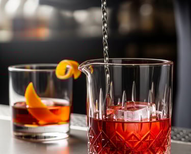 Negroni sendo preparado no bar We Hall Beuaty o melhor salão cabeleireiro de bauru