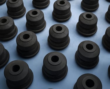 Componenti in gomma Hulemex allineati su sfondo blu, visual per branding consapevole del prodotto.