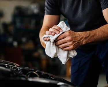Mani di meccanico in officina, concept visivo Hulemex su manutenzione, impegno e affidabilità.