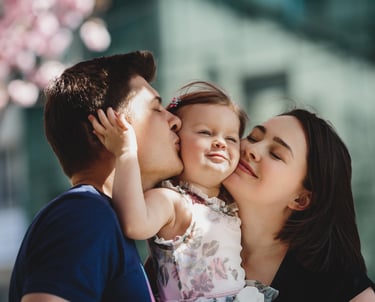 a woman and her husband kissing and kissing martin pe coach de parejas