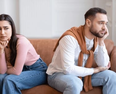 a man and woman sitting on a couch martin pe coach de parejas