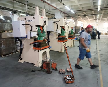 fabrika taşıma vinçle domuz arabası ile makina yürütme