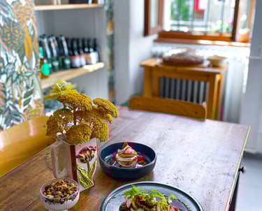 Disposition d'un brunch sur table rustique