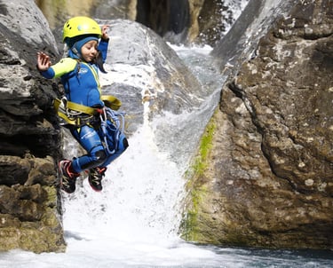 randonnée aquatique du couleau, sautd'un enfant de 6 ans, en familles, serrre-ponçon