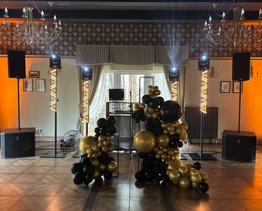 Garso kolonėlės ir retro stiliaus apšvietimas renginio erdvėje