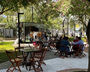 Pessoal na praça de alimentaão