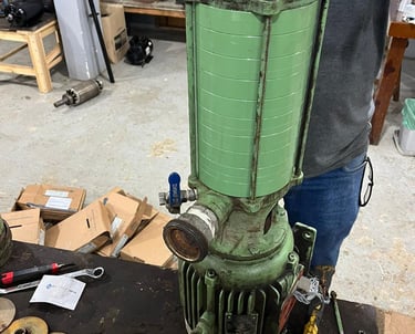 Bomba centrífuga na bancada para manutenção, cor vende na posição em pé