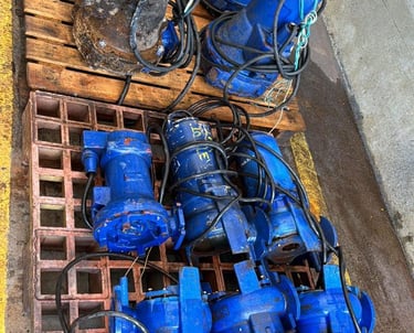 Algumas bombas submersas sobre palet na cor azul