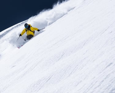 alt= "Xaver Kröll Ski Freeride Abfahrt mit viel Neuschnee am Hintertuxer Gletscher"
