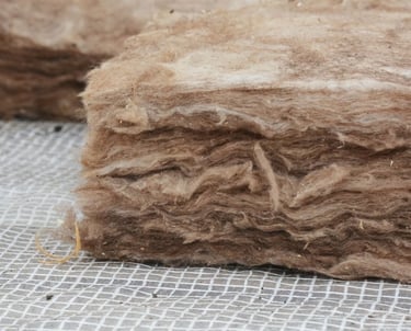 Gros plan sur un isolant écologique en laine de bois installé sous une toiture à Belfort, pour une solution naturelle et perf