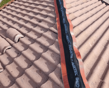 Installation d’une bande d’étanchéité sur le faîtage d’une toiture à Montbéliard pour une protection optimale contre les infi