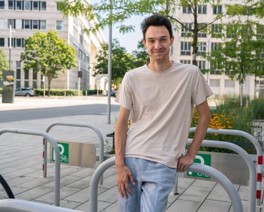 Ein Foto von Paul Stich. Lächelnd in Wien. Ein junger, normaler Politiker.