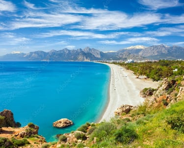 La spiaggia di konyaalti ad Antalya. Ampia spiaggia con mare cristallino