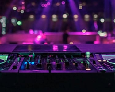 console de DJ la nuit dans une ambiance pourpre
