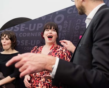 CLOSE-UP CORPORATE ENTERTAINER