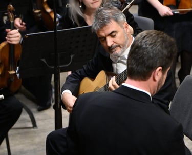 Rafael Serrallet junto a Serhiy Khorovets y la Lviv Philharmonic