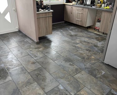 Pose de carrelage dans une cuisine à Beuvry par Carréno artisan carreleur