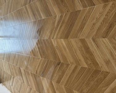 Pose de carrelage par artisan local de Béthune en pose chevron