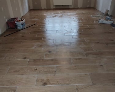 Carreleur à Annezin réalisant la pose d’un sol intérieur