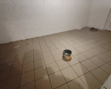 Carreleur à Noeux-les-Mines posant du carrelage dans un garage