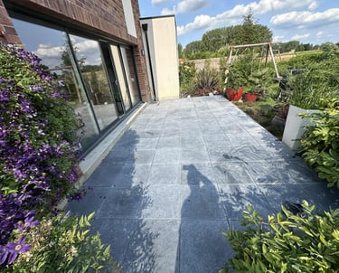 Terrasse fleurie à Bruay-La-Buissière par Carréno Carrelage