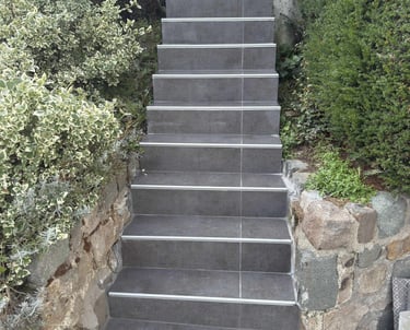 Carrelage posé avec précision dans un garage à Noeux-les-Mines