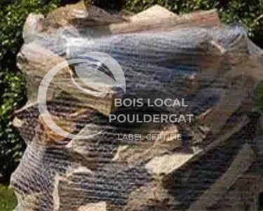 un tas de bois sur une palette