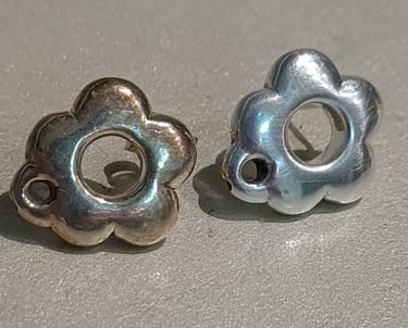 Par de pendientes de plata uno limpio y uno oxidado