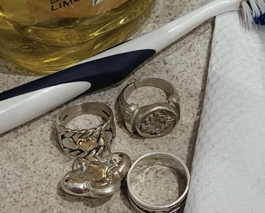 Joyas de plata que se van a limpiar para luego ser guardadas