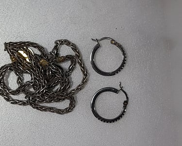se muestra joyas de plata oscurecidas por oxidación