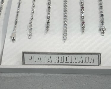 escaparate donde se ven joyas de plata rodinada