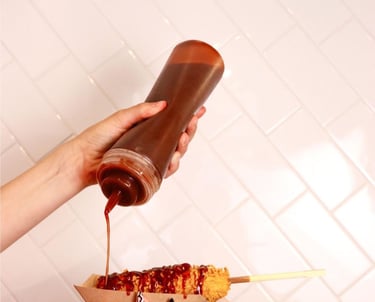 Fast food délicieux avec de la sauce qui coule généreusement sur le Kogo