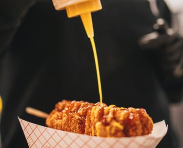 fast food délicieux avec de la sauce qui coule généreusement dessus 