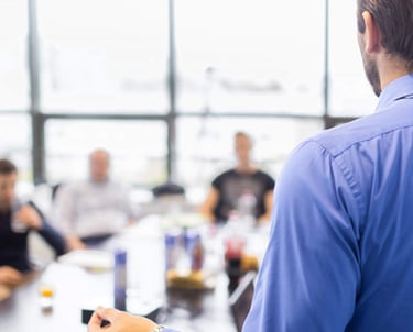 engenheiro-de-climatização-ministrando-treinamento-de-engenharia-de-ar-condicionado