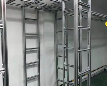 キャビネット上部または地上サポートの設置に適しており、特別な脚で設置することも、アルミニウムプロファイルサポートで設置することもできます。