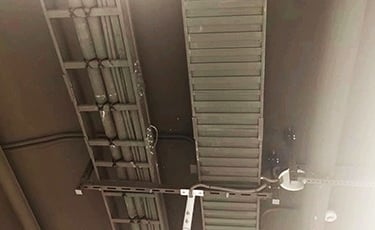 केबल ट्रंकिंग और केबल सीढ़ी को स्ट्रट चैनल द्वारा छत पर चढ़ाया जाता है।