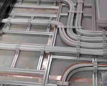 ケーブルラダー付きの大型ケーブル